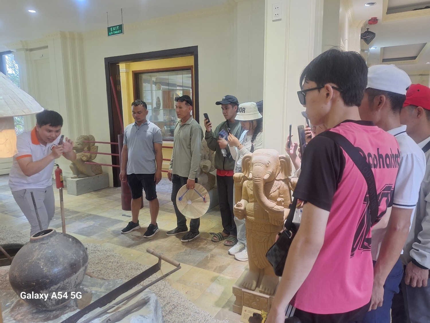 Các lưu học sinh Lào trường Đại học Sư phạm - Đại học Đà Nẵng nghe hướng dẫn viên thuyết minh bằng tiếng Việt khi tham quan bảo tàng. (Ảnh: ued.udn.vn) Các lưu học sinh Lào trường Đại học Sư phạm - Đại học Đà Nẵng nghe hướng dẫn viên thuyết minh bằng tiếng Việt khi tham quan bảo tàng. (Ảnh: ued.udn.vn)