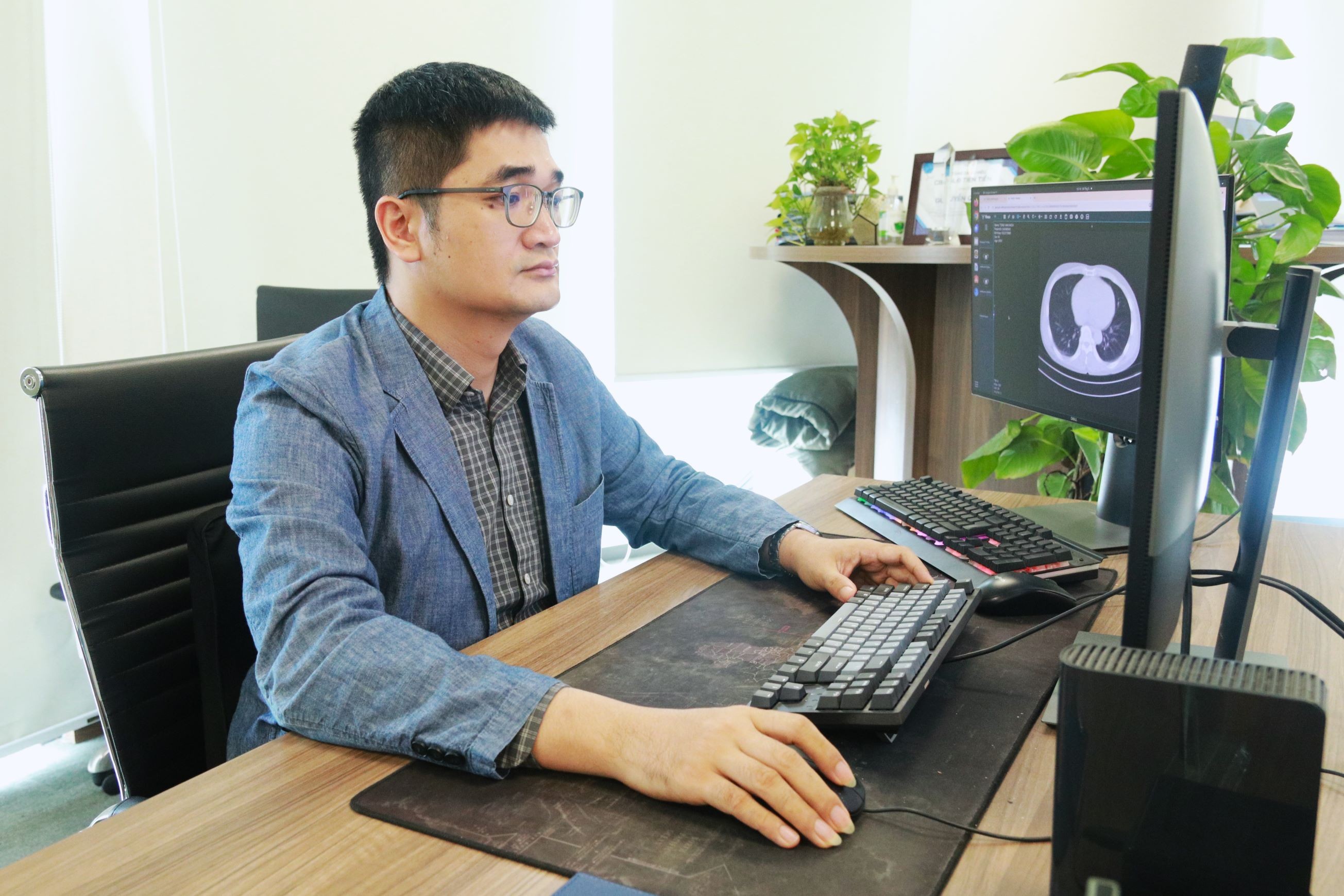 TS. Nguyễn Quý Hà - Giám đốc Khối Công nghệ Phân tích hình ảnh VinBigdata chia sẻ, chứng nhận của FDA sẽ mở ra cánh cửa để VinBigdata tiến ra toàn cầu, góp phần khẳng định vị thế của Việt Nam trên bản đồ trí tuệ nhân tạo thế giới TS. Nguyễn Quý Hà - Giám đốc Khối Công nghệ Phân tích hình ảnh VinBigdata chia sẻ, chứng nhận của FDA sẽ mở ra cánh cửa để VinBigdata tiến ra toàn cầu, góp phần khẳng định vị thế của Việt Nam trên bản đồ trí tuệ nhân tạo thế giới
