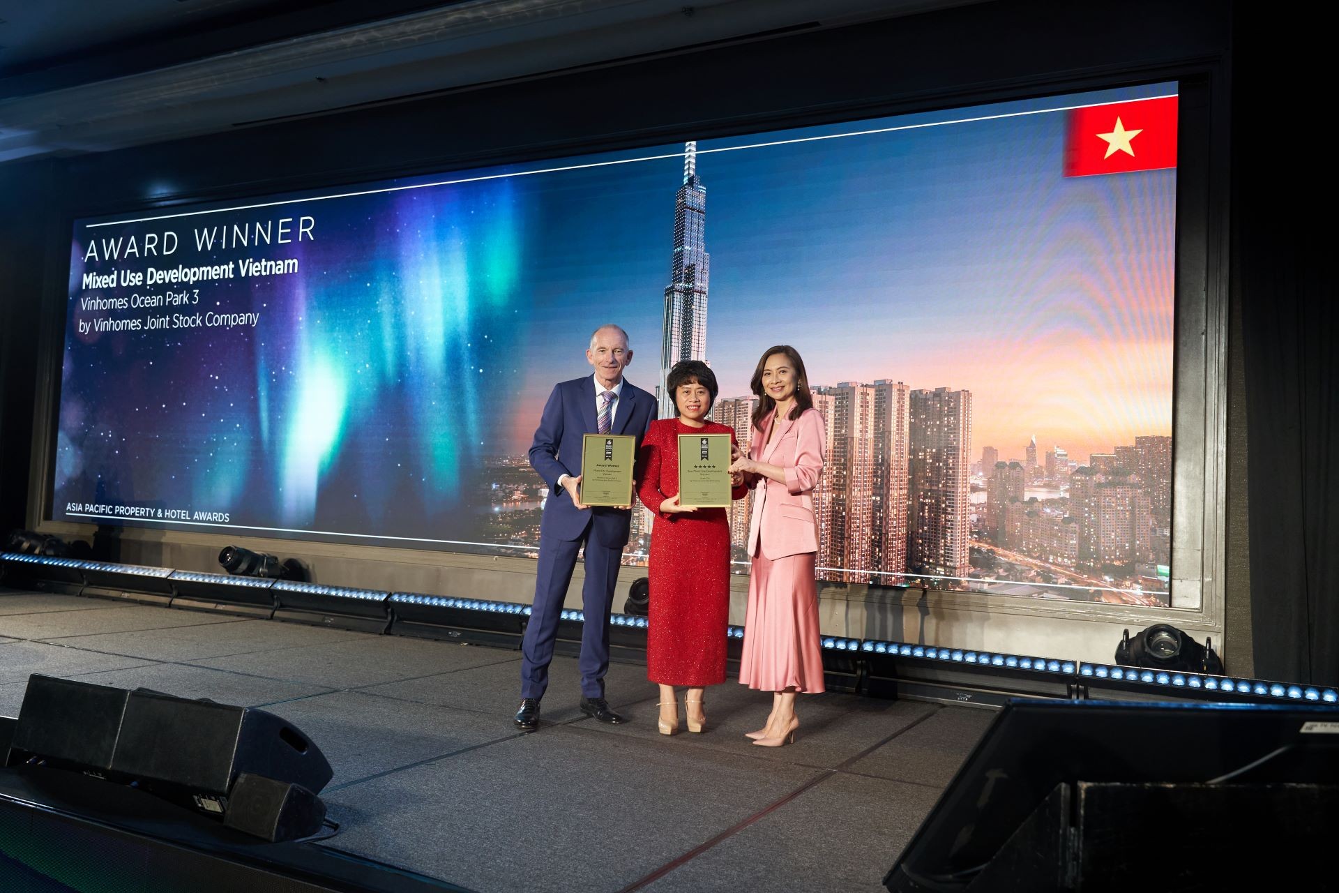 Bà Tạ Thị Thanh Huyền - PTGĐ Khối Vận hành Công ty Cổ phần Vinhomes, nhận giải thưởng trong khuôn khổ sự kiện Bà Tạ Thị Thanh Huyền - PTGĐ Khối Vận hành Công ty Cổ phần Vinhomes, nhận giải thưởng trong khuôn khổ sự kiện