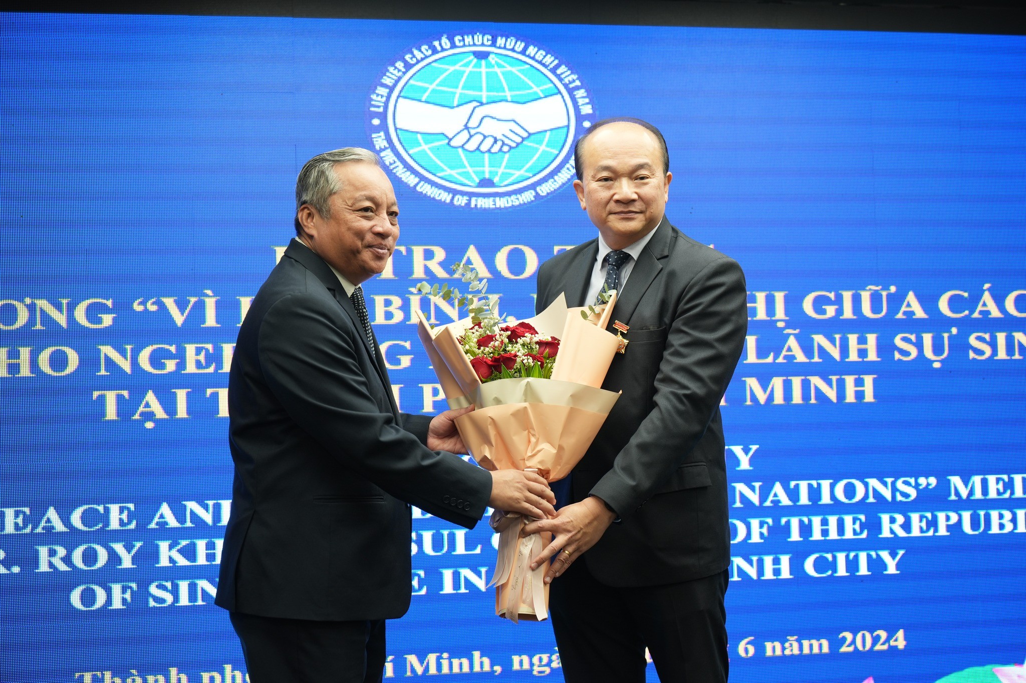 Chủ tịch Liên hiệp các tổ chức hữu nghị TPHCM Đỗ Việt Hà trao kỷ niệm chương và tặng hoa chúc mừng ông Kho Ngee Seng Roy, Tổng lãnh sự Singapore tại TP.HCM. (Ảnh: hufo.hochiminhcity.gov.vn) Chủ tịch Liên hiệp các tổ chức hữu nghị TPHCM Đỗ Việt Hà trao kỷ niệm chương và tặng hoa chúc mừng ông Kho Ngee Seng Roy, Tổng lãnh sự Singapore tại TP.HCM. (Ảnh: hufo.hochiminhcity.gov.vn)
