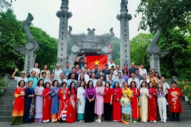 Mời kiều bào đăng kí dự Hội nghị người Việt Nam ở nước ngoài toàn thế giới lần thứ 4 Mời kiều bào đăng kí dự Hội nghị người Việt Nam ở nước ngoài toàn thế giới lần thứ 4