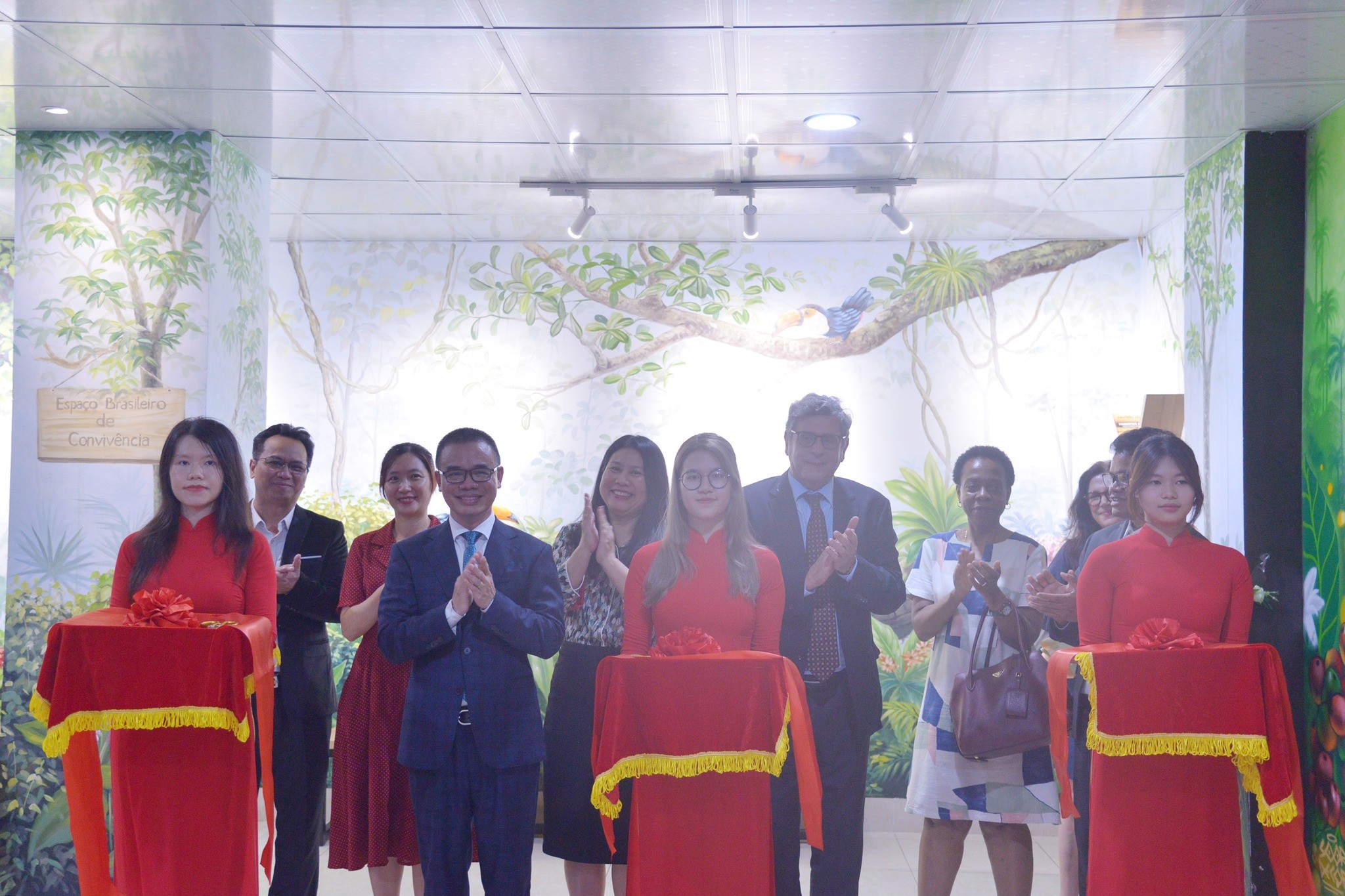 Đại sứ Brazil tại Việt Nam Marco Farani và ông Nguyễn Văn Trào, Hiệu trưởng Trường Đại học Hà cắt băng khánh thành bức tranh tường. (Ảnh: hanu.vn) Đại sứ Brazil tại Việt Nam Marco Farani và ông Nguyễn Văn Trào, Hiệu trưởng Trường Đại học Hà cắt băng khánh thành bức tranh tường. (Ảnh: hanu.vn)