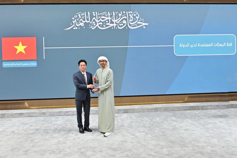UAE trao tặng giải thưởng “Đại sứ quán xuất sắc” cho Việt Nam UAE trao tặng giải thưởng “Đại sứ quán xuất sắc” cho Việt Nam