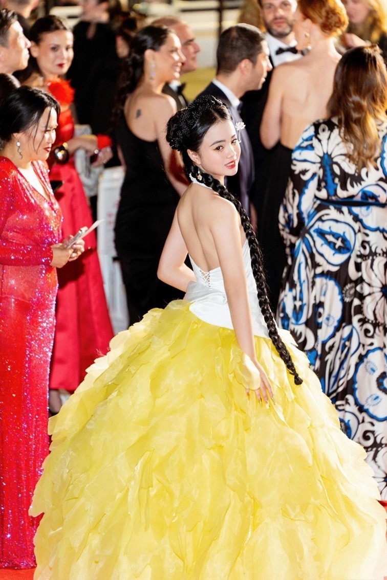 Vietnamese Dresses Graced Red Carpet of 77th Cannes Film Festival Vietnamese Dresses Graced Red Carpet of 77th Cannes Film Festival