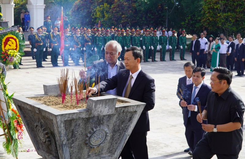 Truy điệu, an táng hài cốt liệt sỹ quân tình nguyện hy sinh tại Lào và Campuchia Truy điệu, an táng hài cốt liệt sỹ quân tình nguyện hy sinh tại Lào và Campuchia