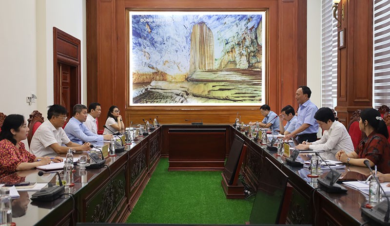 Quang cảnh buổi làm việc. Quang cảnh buổi làm việc.