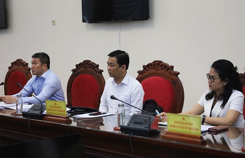 Các thành viên đoàn công tác Liên hiệp các tổ chức hữu nghị Việt Nam tại buổi làm việc. Các thành viên đoàn công tác Liên hiệp các tổ chức hữu nghị Việt Nam tại buổi làm việc.