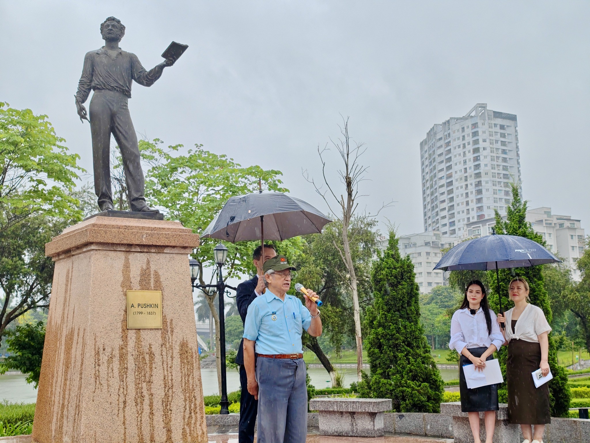 lễ dâng hoa tại tượng đài đại thi hào A.S. Pushkin lễ dâng hoa tại tượng đài đại thi hào A.S. Pushkin