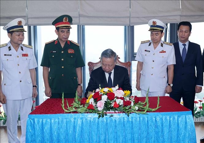 Chủ tịch nước Tô Lâm thăm Quân chủng Hải quân Chủ tịch nước Tô Lâm thăm Quân chủng Hải quân