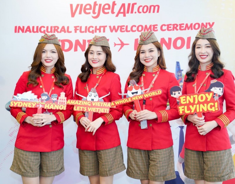 Các tiếp viên hàng không Vietjet xinh đẹp, rạng rỡ chào đón hành khách trên đường bay mới Sydney - Hà Nội. Các tiếp viên hàng không Vietjet xinh đẹp, rạng rỡ chào đón hành khách trên đường bay mới Sydney - Hà Nội.