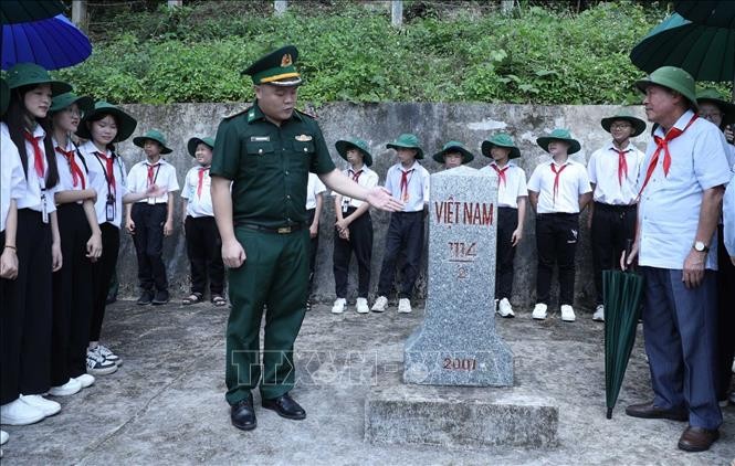 Bồi đắp tình yêu Tổ quốc cho thế hệ trẻ qua "Tiết học biên cương" Bồi đắp tình yêu Tổ quốc cho thế hệ trẻ qua "Tiết học biên cương"