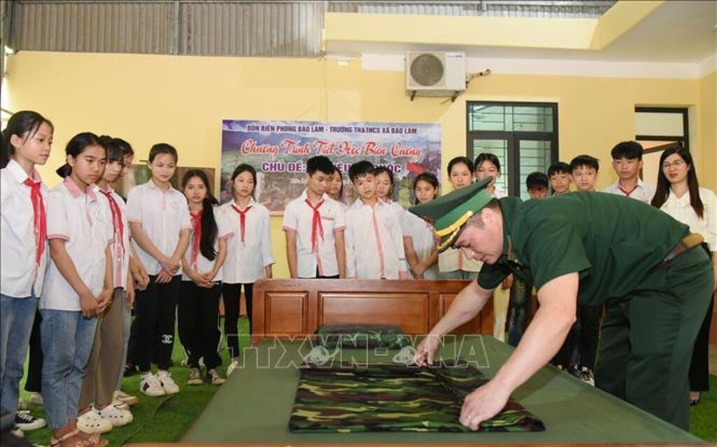 Bồi đắp tình yêu Tổ quốc cho thế hệ trẻ qua "Tiết học biên cương" Bồi đắp tình yêu Tổ quốc cho thế hệ trẻ qua "Tiết học biên cương"