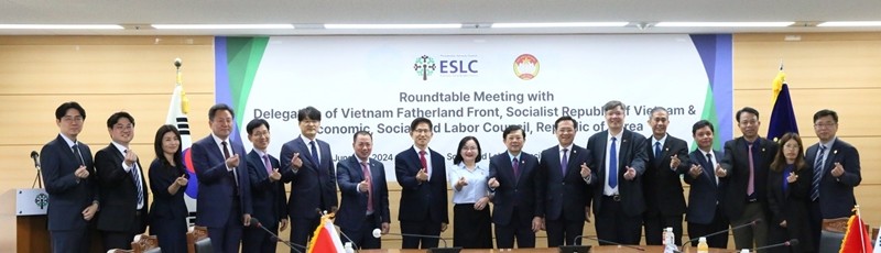 Buổi làm việc giữa Đoàn công tác Ủy ban Trung ương Mặt trận Tổ quốc Việt Nam và Hội đồng Kinh tế Lao động Xã hội Hàn Quốc. (Ảnh: VKBIA) Buổi làm việc giữa Đoàn công tác Ủy ban Trung ương Mặt trận Tổ quốc Việt Nam và Hội đồng Kinh tế Lao động Xã hội Hàn Quốc. (Ảnh: VKBIA)