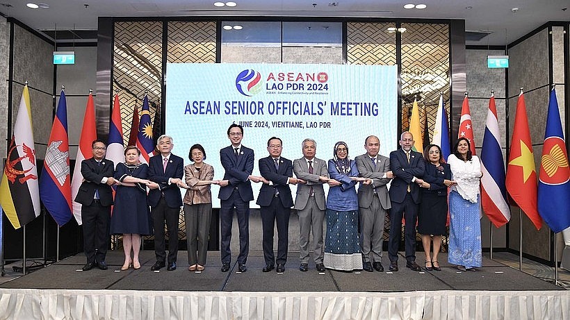 Deputy Foreign Minister Do Hung Viet (5th from left) in a group photo at the ASEAN Senior Officials' Meeting, (Photo: VNA) Deputy Foreign Minister Do Hung Viet (5th from left) in a group photo at the ASEAN Senior Officials' Meeting, (Photo: VNA)