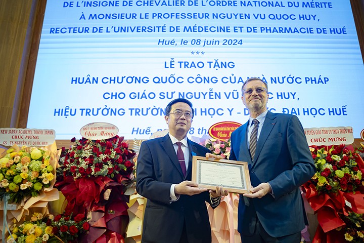 Giáo sư Việt Nam được trao tặng Huân chương Công trạng Quốc gia, tước hiệu Hiệp sĩ của Nhà nước Pháp Giáo sư Việt Nam được trao tặng Huân chương Công trạng Quốc gia, tước hiệu Hiệp sĩ của Nhà nước Pháp
