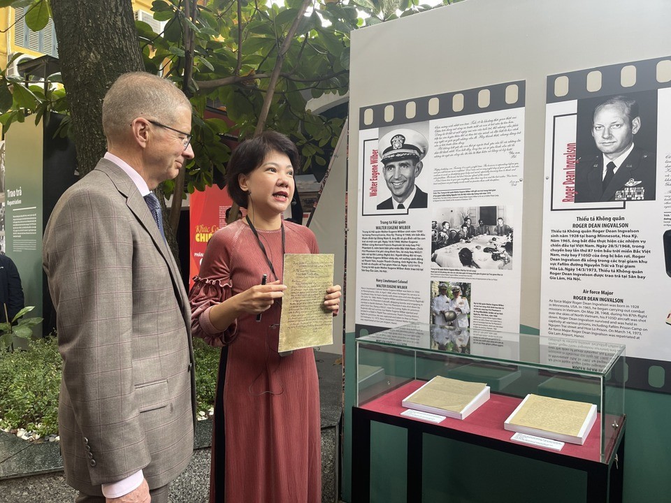 Ông Thomas Eugene Wilber, con trai Trung tá hải quân Walter Eugene Wilber tại lễ khai mạc trưng bày “Thang âm cuộc chiến” vào tháng 12/2023. (Ảnh: Kinh tế & Đô thị) Ông Thomas Eugene Wilber, con trai Trung tá hải quân Walter Eugene Wilber tại lễ khai mạc trưng bày “Thang âm cuộc chiến” vào tháng 12/2023. (Ảnh: Kinh tế & Đô thị)