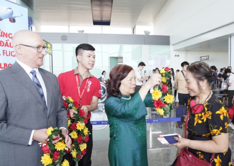 Phó Chủ tịch HĐQT Vietjet Nguyễn Thanh Hà, Quyền Phó Đại sứ Australia tại Việt Nam - Ông Daniel Ross cùng chào đón các hành khách bay từ Hà Nội đến Melbourne. Phó Chủ tịch HĐQT Vietjet Nguyễn Thanh Hà, Quyền Phó Đại sứ Australia tại Việt Nam - Ông Daniel Ross cùng chào đón các hành khách bay từ Hà Nội đến Melbourne.
