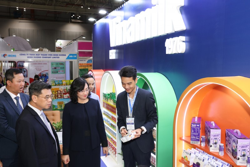 Ông Võ Trung Hiếu giới thiệu các sản phẩm xuất khẩu của Vinamilk với bà Phan Thị Thắng, Thứ trưởng Bộ Công Thương cùng các đại biểu tham quan triển lãm. Ông Võ Trung Hiếu giới thiệu các sản phẩm xuất khẩu của Vinamilk với bà Phan Thị Thắng, Thứ trưởng Bộ Công Thương cùng các đại biểu tham quan triển lãm.