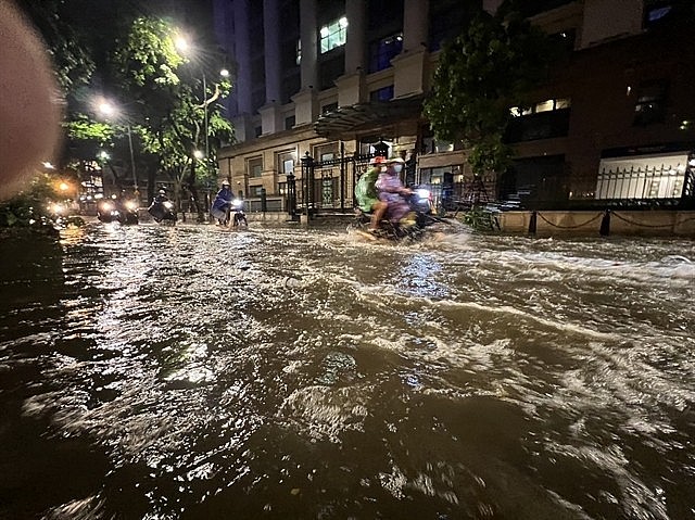 Prolonged heavy rain causes flooding on Tong Dan street in Hoan Kiem district of Hanoi. (Photo: VNA) Prolonged heavy rain causes flooding on Tong Dan street in Hoan Kiem district of Hanoi. (Photo: VNA)