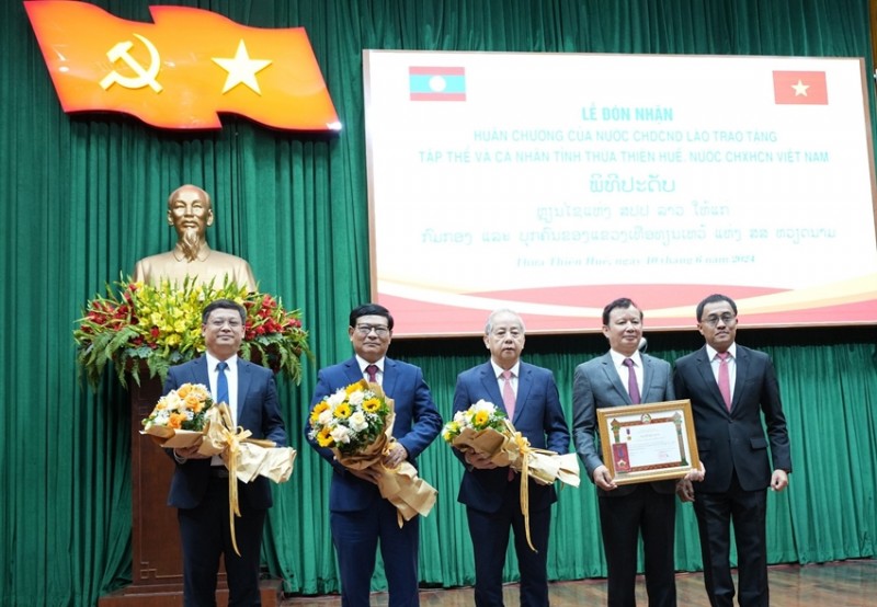 Chính phủ Lào trao tặng huân chương cho tập thể và cá nhân tỉnh Thừa Thiên - Huế Chính phủ Lào trao tặng huân chương cho tập thể và cá nhân tỉnh Thừa Thiên - Huế