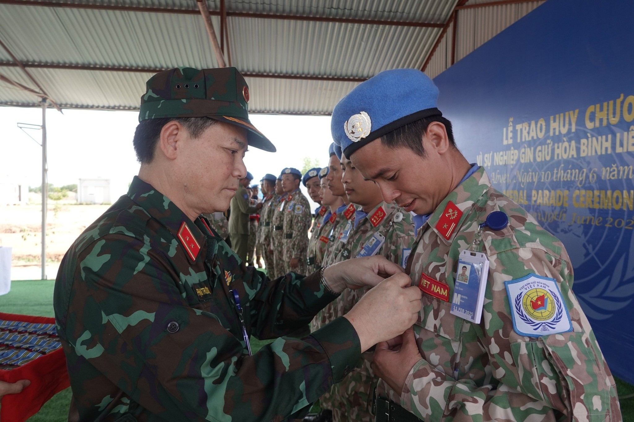 Trung tướng Phạm Trường Sơn trao Huy chương vì sự nghiệp GGHB LHQ tặng cán bộ, nhân viên Đội công binh số 2 của Việt Nam và Tổ Công tác UNISFA đang thực hiện nhiệm vụ tại Phái bộ. Trung tướng Phạm Trường Sơn trao Huy chương vì sự nghiệp GGHB LHQ tặng cán bộ, nhân viên Đội công binh số 2 của Việt Nam và Tổ Công tác UNISFA đang thực hiện nhiệm vụ tại Phái bộ.
