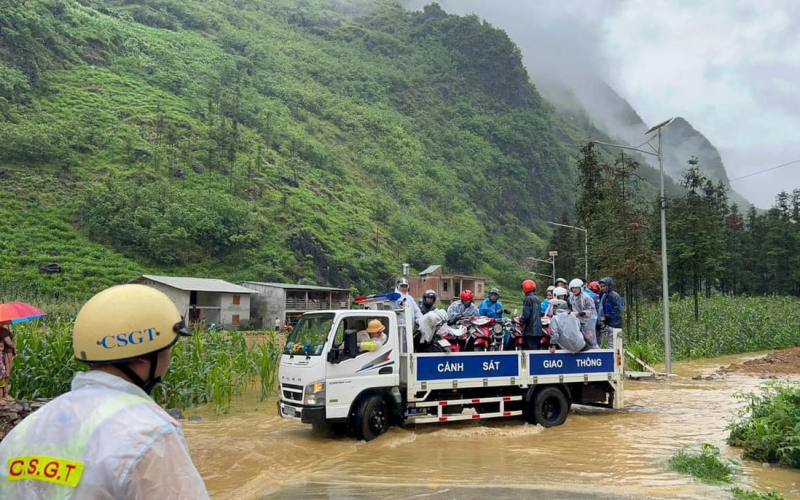 CSGT Hà Giang giúp 400 du khách nước ngoài vượt đường ngập lũ Cảnh sát giao thông Hà Giang giúp 400 du khách nước ngoài vượt đường ngập lũ
