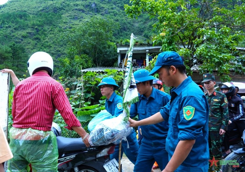 CSGT Hà Giang giúp 400 du khách nước ngoài vượt đường ngập lũ Cảnh sát giao thông Hà Giang giúp 400 du khách nước ngoài vượt đường ngập lũ