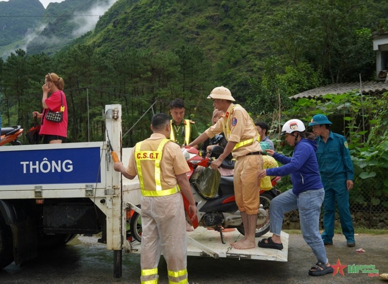 CSGT Hà Giang giúp 400 du khách nước ngoài vượt đường ngập lũ Cảnh sát giao thông Hà Giang giúp 400 du khách nước ngoài vượt đường ngập lũ