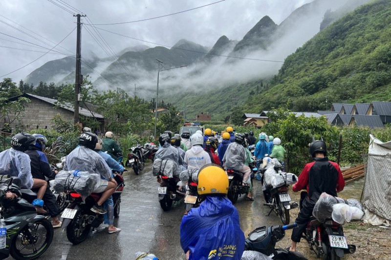 CSGT Hà Giang giúp 400 du khách nước ngoài vượt đường ngập lũ Cảnh sát giao thông Hà Giang giúp 400 du khách nước ngoài vượt đường ngập lũ