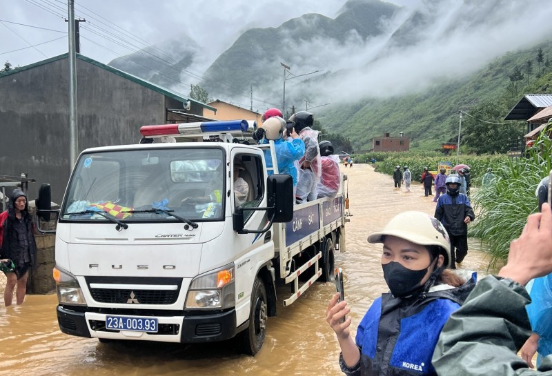CSGT Hà Giang giúp 400 du khách nước ngoài vượt đường ngập lũ Cảnh sát giao thông Hà Giang giúp 400 du khách nước ngoài vượt đường ngập lũ