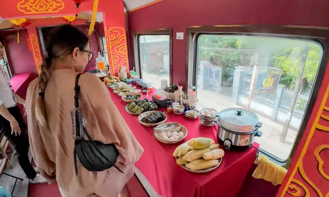 Samy and his girlfriend enjoy a meal on the train. The two guests were impressed as the utensils, such as spoons and plates, were made of eco-friendly materials. (Source: Social Samy.) Samy and his girlfriend enjoy a meal on the train. The two guests were impressed as the utensils, such as spoons and plates, were made of eco-friendly materials. (Source: Social Samy.)