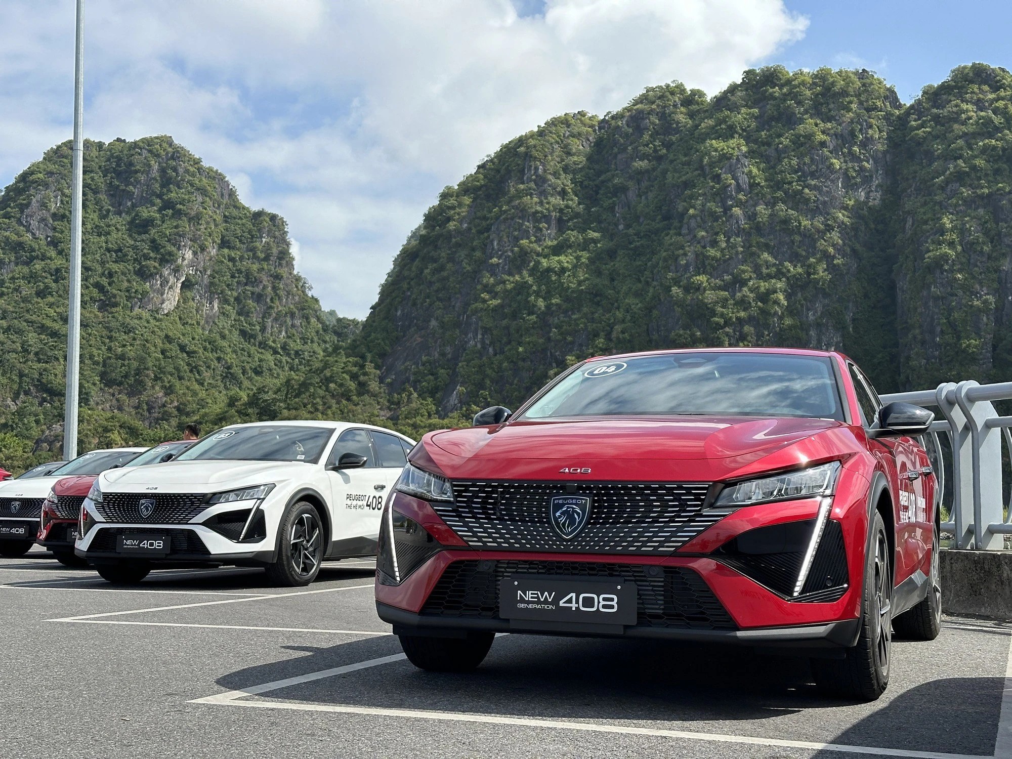 Peugeot 408 đem tới cho người dùng ngoại hình bắt mắt cùng với khả năng vận hành ấn tượng. Peugeot 408 đem tới cho người dùng ngoại hình bắt mắt cùng với khả năng vận hành ấn tượng.