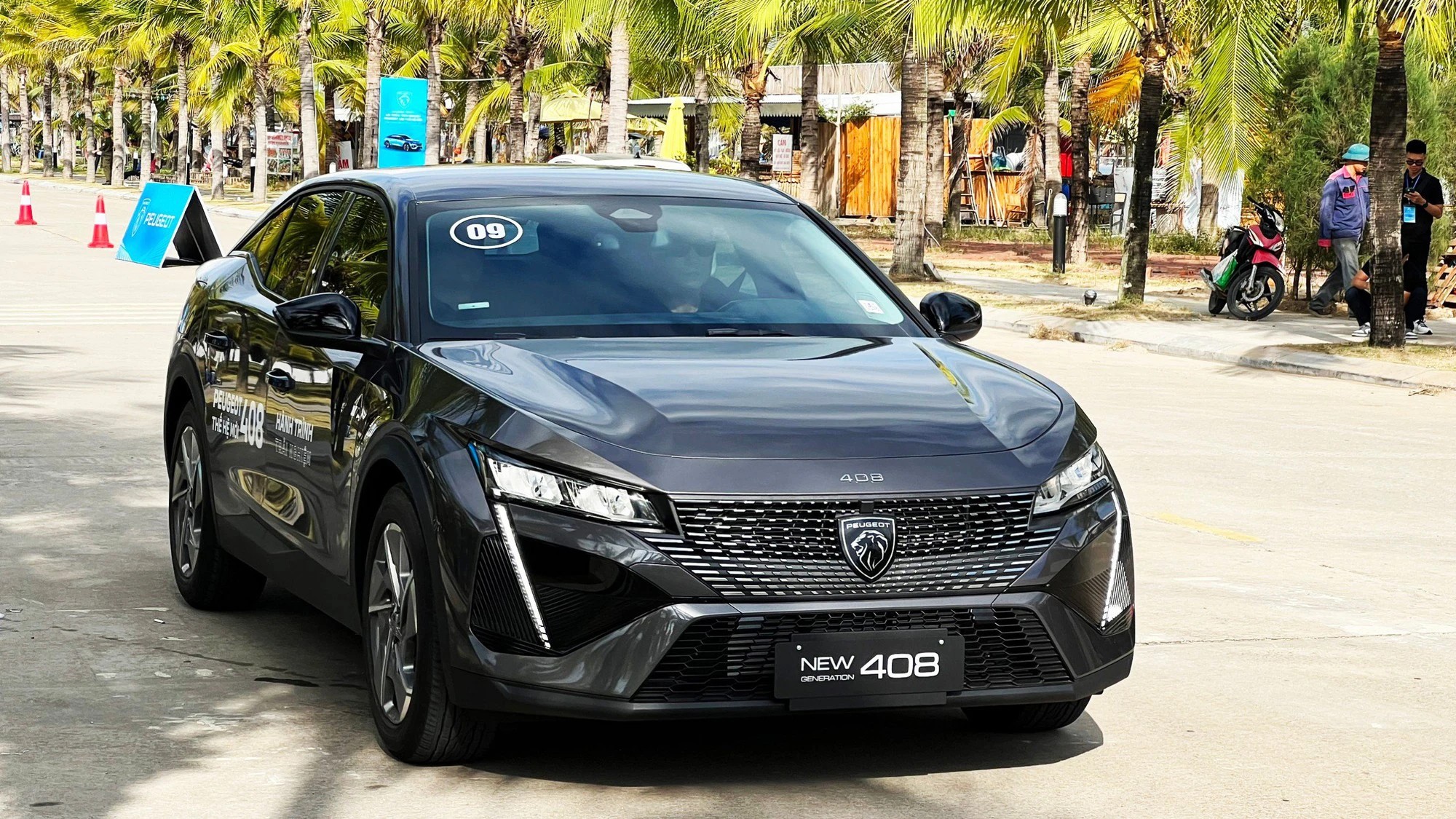 Peugeot 408 đem tới cho người dùng ngoại hình bắt mắt cùng với khả năng vận hành ấn tượng. Peugeot 408 đem tới cho người dùng ngoại hình bắt mắt cùng với khả năng vận hành ấn tượng.