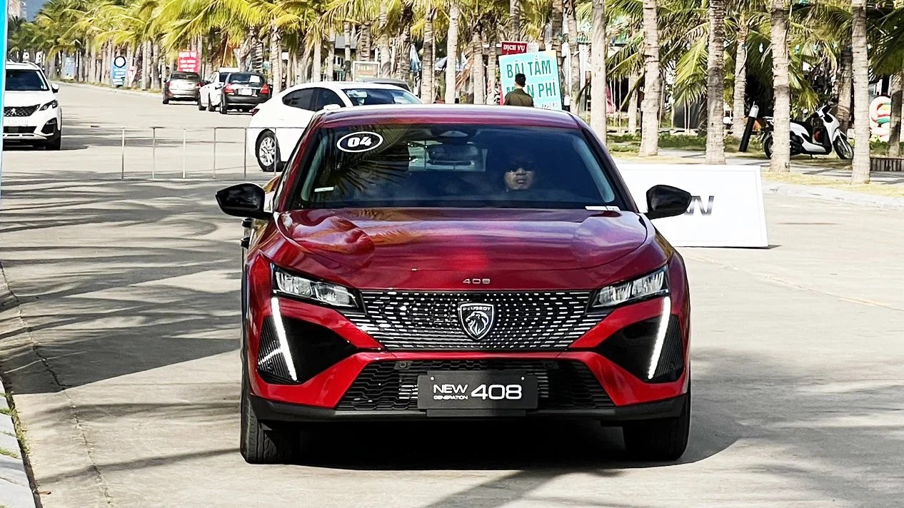 Đầu xe với thiết kế nanh hổ đặc trưng đậm chất thể thao, khỏe khoắn. Đầu xe với thiết kế nanh hổ đặc trưng đậm chất thể thao, khỏe khoắn.