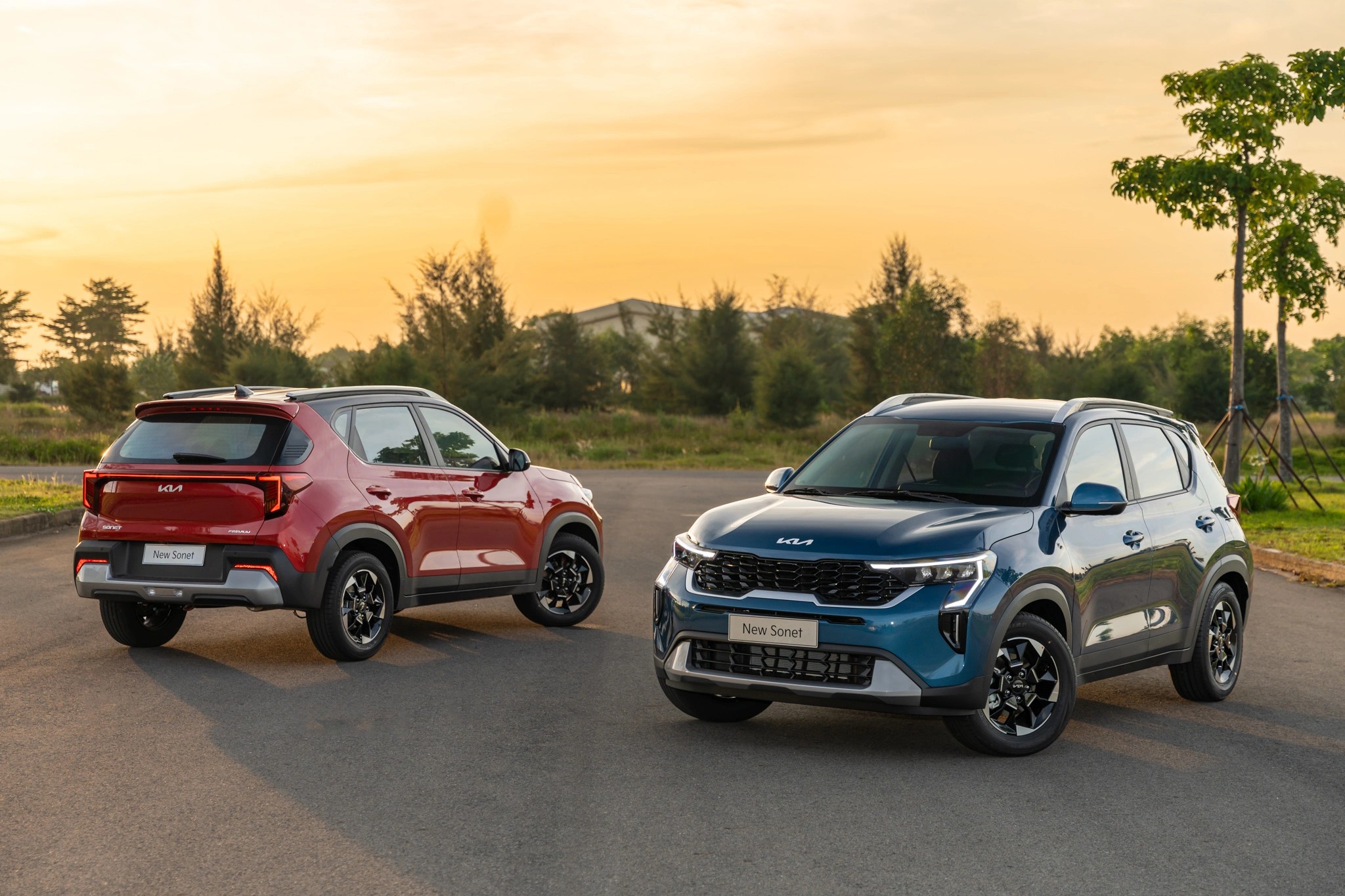 Kia Sonet 2024 được ứng dụng các hình khối góc cạnh, thể thao đậm chất SUV cùng vẻ ngoài cứng cáp với kiểu dáng theo xu hướng tương lai, hiện đại mang tính nhận diện cao. Kia Sonet 2024 được ứng dụng các hình khối góc cạnh, thể thao đậm chất SUV cùng vẻ ngoài cứng cáp với kiểu dáng theo xu hướng tương lai, hiện đại mang tính nhận diện cao.