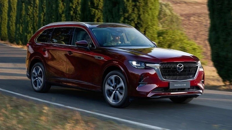 Tổng thể thiết kế của Mazda CX-80 khá giống với CX-60, đặc biệt ở phần đầu xe. Tuy nhiên, CX-80 có chiều dài cơ sở nhỉnh hơn cũng như phần đuôi xe được kéo dài hơn, khiến nó giống với CX-70 và CX-90 hơn. Tổng thể thiết kế của Mazda CX-80 khá giống với CX-60, đặc biệt ở phần đầu xe. Tuy nhiên, CX-80 có chiều dài cơ sở nhỉnh hơn cũng như phần đuôi xe được kéo dài hơn, khiến nó giống với CX-70 và CX-90 hơn.