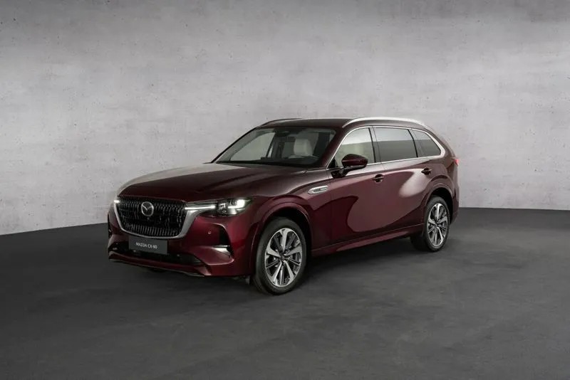 CX-80 nổi bật với cánh cửa sau dài hơn và phần kính cửa sổ phía sau có viền chrome dày hơn. Ở phần đuôi xe, cụm đèn hậu giống trên mẫu CX-60, nhưng bề mặt đuôi xe có thiết kế mới với cửa hậu dựng cao hơn. CX-80 nổi bật với cánh cửa sau dài hơn và phần kính cửa sổ phía sau có viền chrome dày hơn. Ở phần đuôi xe, cụm đèn hậu giống trên mẫu CX-60, nhưng bề mặt đuôi xe có thiết kế mới với cửa hậu dựng cao hơn.