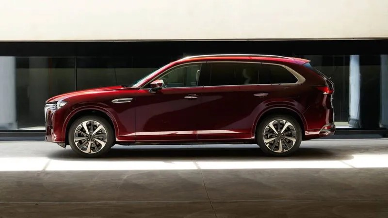 Tân binh Mazda CX-80 có chiều dài 5.000mm cùng chiều dài cơ sở hơn 3.000mm, nhỉnh hơn đáng kể so với kích thước 4.745mm và 2.870mm của CX-60. Tân binh Mazda CX-80 có chiều dài 5.000mm cùng chiều dài cơ sở hơn 3.000mm, nhỉnh hơn đáng kể so với kích thước 4.745mm và 2.870mm của CX-60.