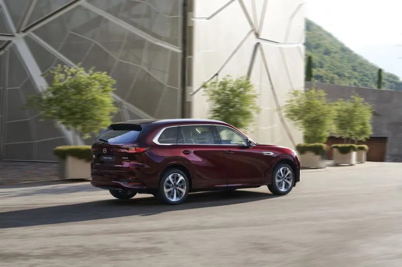 Phần ngoại thất của Mazda CX-80 nổi bật với cánh cửa sau dài hơn. Bên cạnh đó, cửa sổ hai bên phía sau được bao quanh bởi các đường viền mạ crôm dày dặn, tạo nên điểm nhấn độc đáo cho CX-80. Ở phần đuôi xe, CX-80 có đèn hậu giống với CX-60 nhưng lại được thiết kế lại cản sau và cửa cốp thẳng đứng hơn. Phần ngoại thất của Mazda CX-80 nổi bật với cánh cửa sau dài hơn. Bên cạnh đó, cửa sổ hai bên phía sau được bao quanh bởi các đường viền mạ crôm dày dặn, tạo nên điểm nhấn độc đáo cho CX-80. Ở phần đuôi xe, CX-80 có đèn hậu giống với CX-60 nhưng lại được thiết kế lại cản sau và cửa cốp thẳng đứng hơn.