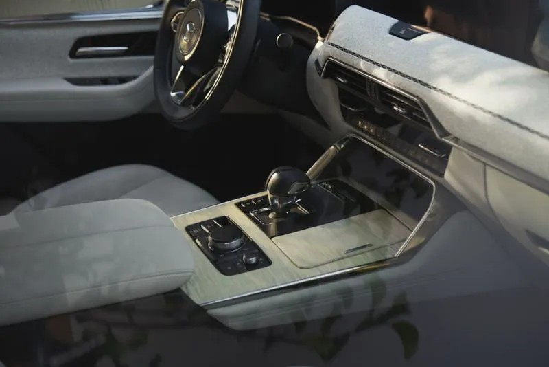 Những trang bị đáng chú ý trên xe gồm: trợ lý ảo Alexa, hệ thống dẫn đường kết hợp cả dịch vụ online và offline. Mazda CX-80 được trang bị gói an toàn i-Activsense ADAS, với mục tiêu sẽ đạt xếp hạng an toàn Euro NCAP 5 sao. Những trang bị đáng chú ý trên xe gồm: trợ lý ảo Alexa, hệ thống dẫn đường kết hợp cả dịch vụ online và offline. Mazda CX-80 được trang bị gói an toàn i-Activsense ADAS, với mục tiêu sẽ đạt xếp hạng an toàn Euro NCAP 5 sao.