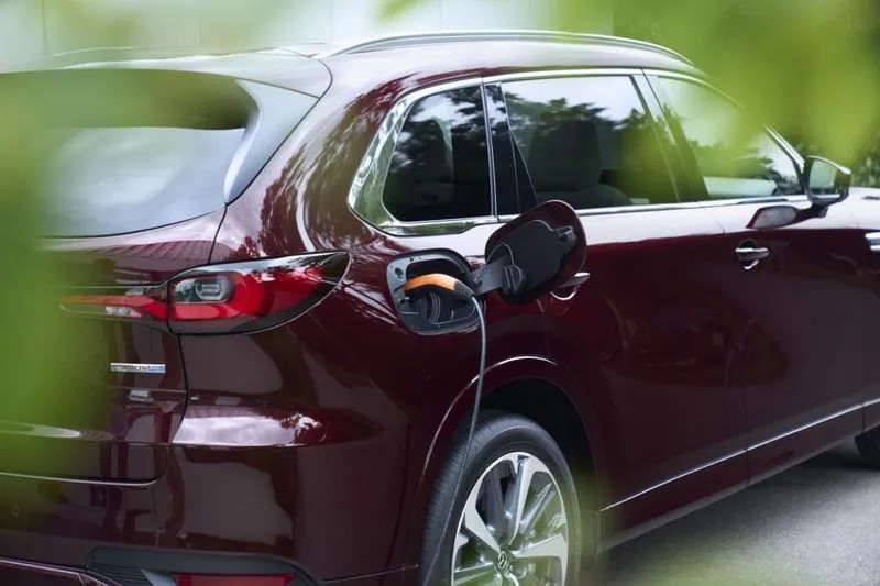 Bản tiêu chuẩn sẽ sử dụng hệ thống hybrid e-Skyactiv D, với động cơ diesel 6 xy-lanh, có dung tích 3.3L sản sinh ra công suất 251 mã lực và mô-men xoắn cực đại 550Nm. Hệ thống mild-hybrid M Hybrid Boost 48V giúp đảm bảo yếu tố Mazda CX-80 2025 ra mắt với thiết kế 3 hàng ghế rộng rãi