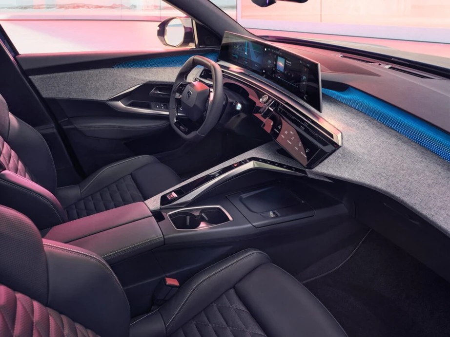 Màn hình cong i-Cockpit 21 inch là điểm nhấn mới nổi bật của Peugeot E-3008 2024.