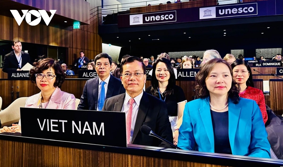 Chairman of the Vietnam National Committee for UNESCO Ha Kim Ngoc (middle) emphasized the important significance of Vietnam having been highly trusted by member countries to be elected Vice President of the 2003 Convention General Assembly Chairman of the Vietnam National Committee for UNESCO Ha Kim Ngoc (middle) emphasized the important significance of Vietnam having been highly trusted by member countries to be elected Vice President of the 2003 Convention General Assembly