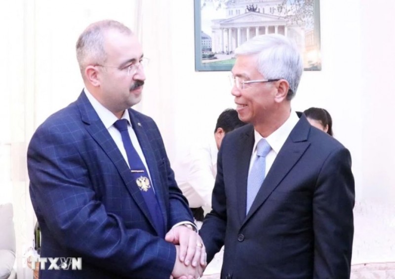 Phó Chủ tịch Ủy ban Nhân dân Thành phố Hồ Chí Minh Võ Văn Hoan (phải) chúc mừng ông Sadykov Timur Sirozhevich, Tổng Lãnh sự Liên bang Nga tại Thành phố Hồ Chí Minh trong lễ kỷ niệm. (Ảnh: Xuân Khu/TTXVN) Phó Chủ tịch Ủy ban Nhân dân Thành phố Hồ Chí Minh Võ Văn Hoan (phải) chúc mừng ông Sadykov Timur Sirozhevich, Tổng Lãnh sự Liên bang Nga tại Thành phố Hồ Chí Minh trong lễ kỷ niệm. (Ảnh: Xuân Khu/TTXVN)
