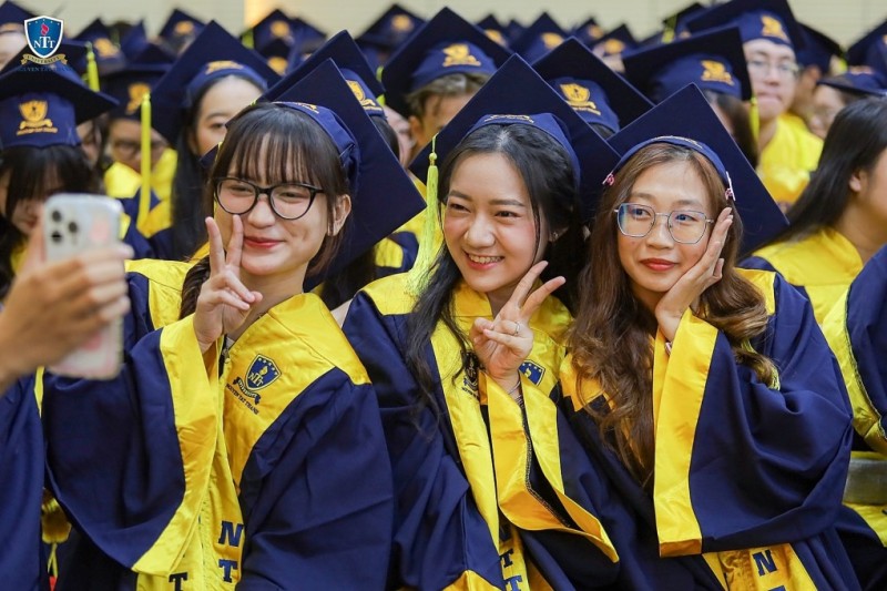 Giáo dụcTin tứcThứ tư, 12/6/2024, 16:33 (GMT+7) 13 đại học Việt Nam vào bảng xếp hạng tầm ảnh hưởng Việt Nam có 13 trường đại học vào bảng xếp hạng tầm ảnh hưởng của THE, tăng 4 so với năm ngoái và nhiều nhất từ trước đến nay. Tổ chức xếp hạng Times Higher Education (THE) ngày 12/6 công bố xếp hạng đại học có tầm ảnh hưởng (Impact Ranking), sau khi đánh giá hơn 2.150 trường của 125 quốc gia, vùng lãnh thổ. Đây là lần thứ 6 THE công bố bảng xếp hạng này nhằm đánh giá các đại học trong thực hiện 17 mục tiêu phát triển bền vững (SDGs) của Liên Hợp Quốc. Một trong số đó là: bình đẳng giới, bảo vệ khí hậu, sức khỏe và cuộc sống tốt, giáo dục chất lượng, hợp tác vì các mục tiêu phát triển, giảm bất bình đẳng. Xem 17 mục tiêu Đại học Nguyễn Tất Thành có thứ hạng cao nhất Việt Nam, xếp trong nhóm 301-400. Đây cũng là lần đầu tiên trường này góp mặt trong bảng xếp hạng Impact Ranking. Ba trường khác cũng lần đầu được THE xếp hạng là Đại học Văn Lang (top 801-1.000), Lạc Hồng (1.001-1.500), Việt Đức (1.501+). Sinh viên Đại học Nguyễn Tất Thành trong lễ tốt nghiệp tháng 5. Ảnh: NTTU Sinh viên Đại học Nguyễn Tất Thành trong lễ tốt nghiệp tháng 5. Ảnh: NTTU Giáo dụcTin tứcThứ tư, 12/6/2024, 16:33 (GMT+7) 13 đại học Việt Nam vào bảng xếp hạng tầm ảnh hưởng Việt Nam có 13 trường đại học vào bảng xếp hạng tầm ảnh hưởng của THE, tăng 4 so với năm ngoái và nhiều nhất từ trước đến nay. Tổ chức xếp hạng Times Higher Education (THE) ngày 12/6 công bố xếp hạng đại học có tầm ảnh hưởng (Impact Ranking), sau khi đánh giá hơn 2.150 trường của 125 quốc gia, vùng lãnh thổ. Đây là lần thứ 6 THE công bố bảng xếp hạng này nhằm đánh giá các đại học trong thực hiện 17 mục tiêu phát triển bền vững (SDGs) của Liên Hợp Quốc. Một trong số đó là: bình đẳng giới, bảo vệ khí hậu, sức khỏe và cuộc sống tốt, giáo dục chất lượng, hợp tác vì các mục tiêu phát triển, giảm bất bình đẳng. Xem 17 mục tiêu Đại học Nguyễn Tất Thành có thứ hạng cao nhất Việt Nam, xếp trong nhóm 301-400. Đây cũng là lần đầu tiên trường này góp mặt trong bảng xếp hạng Impact Ranking. Ba trường khác cũng lần đầu được THE xếp hạng là Đại học Văn Lang (top 801-1.000), Lạc Hồng (1.001-1.500), Việt Đức (1.501+). Sinh viên Đại học Nguyễn Tất Thành trong lễ tốt nghiệp tháng 5. Ảnh: NTTU Sinh viên Đại học Nguyễn Tất Thành trong lễ tốt nghiệp tháng 5. Ảnh: NTTU