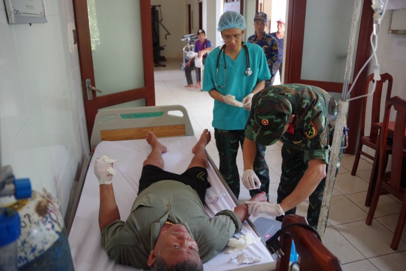Trung tâm y tế Trường Sa cấp cứu ngư dân gặp nạn Trung tâm y tế Trường Sa cấp cứu ngư dân gặp nạn
