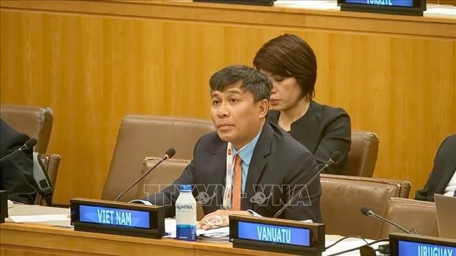 Vietnam Respect and Follow Cooperation on Seas and Ocean Issues Under UNCLOS Vietnam Respect and Follow Cooperation on Seas and Ocean Issues Under UNCLOS