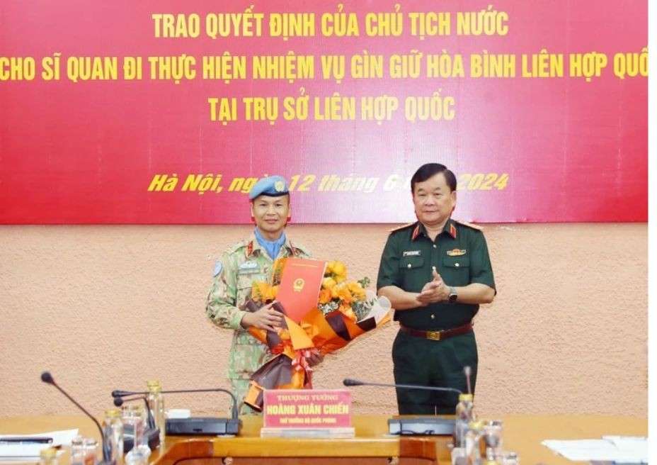 Senior Lieutenant General Hoang Xuan Chien, Deputy Minister of National Defense, Head of the Interdisciplinary Working Group, Head of the Ministry of National Defense Steering Committee presented the President's Decision to Senior Lieutenant Colonel Truong Anh Tuan, military officer of the Department of Peacekeeping peace before leaving for duty at the United Nations. (Photo: Trong Duc/VNA) Senior Lieutenant General Hoang Xuan Chien, Deputy Minister of National Defense, Head of the Interdisciplinary Working Group, Head of the Ministry of National Defense Steering Committee presented the President's Decision to Senior Lieutenant Colonel Truong Anh Tuan, military officer of the Department of Peacekeeping peace before leaving for duty at the United Nations. (Photo: Trong Duc/VNA)