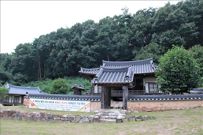 Di tích Trung Hiếu Đường của dòng họ Lý Hoa Sơn ở Bonghwa, tỉnh Bắc Kyungsang. Ảnh: Khánh Vân/PV TTXVN tại Hàn Quốc Di tích Trung Hiếu Đường của dòng họ Lý Hoa Sơn ở Bonghwa, tỉnh Bắc Kyungsang. Ảnh: Khánh Vân/PV TTXVN tại Hàn Quốc