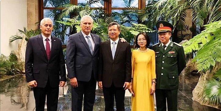 Cuban President Miguel Díaz-Canel Bermudez (second from left), Vietnamese Ambassador Le Quang Long (centre), and delegates from both sides pose for a group photo. Cuban President Miguel Díaz-Canel Bermudez (second from left), Vietnamese Ambassador Le Quang Long (centre), and delegates from both sides pose for a group photo.